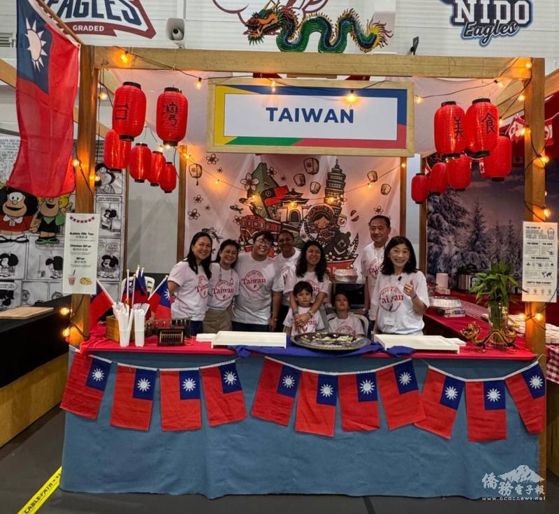 臺灣攤位掛滿國旗及串旗，充滿臺灣意象