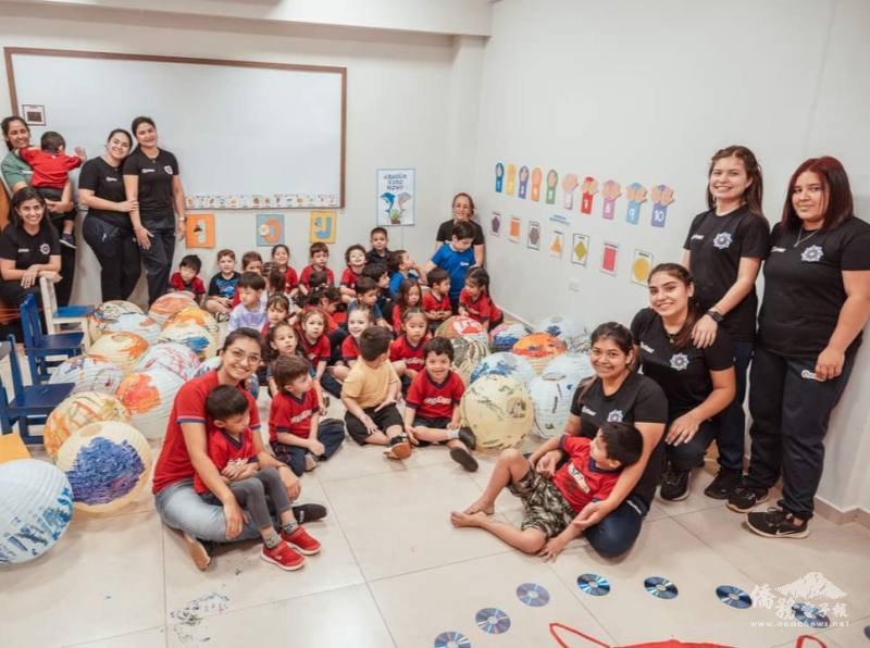 楊詠婷(左下方)在東方市當地學校教華語課