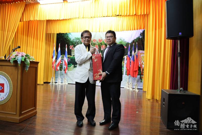 王懷德致贈紀念品予泰國中華會館