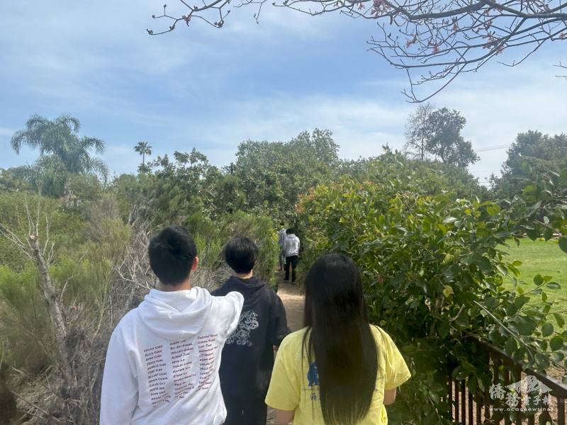 Walking around a neighborhood park as part of the reflection on nature and life for the Tomb Sweeping Day.