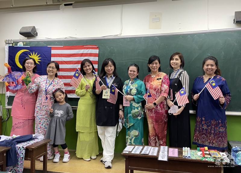 梁生蓉(右1)與馬來語學生合影