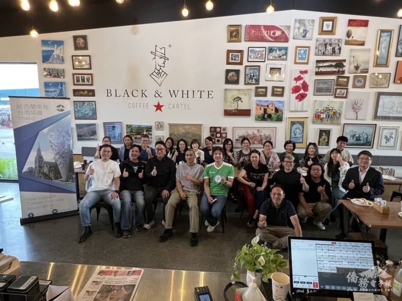 活動現場臺商會員朋友們反應熱烈和三位演講者大合照