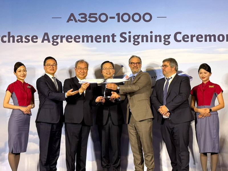 華航董事長高星潢（左3）與空中巴士商用飛機行銷部執行副總裁Benoît de Saint-Exupéry（右3）31日在交通部次長林國顯（中）見證下，正式簽署10架A350-1000廣體客機訂單