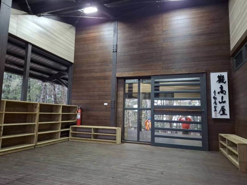 玉山國家公園管理處興建觀高山屋，4月1日起試營運，內有14人寢室3間、攜帶型加壓艙（PAC）、手機充電座、簡易炊煮區。圖為觀高山屋入門玄關。（玉山國家公園管理處提供）