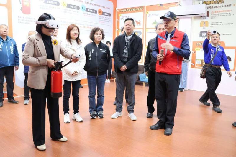 雲林縣政府在石龜國小設置防災教育科技中心，規劃4大災害主題教學區，透過沉浸式體驗提升學習效果，盼提升防災知識。圖為雲林縣長張麗善（前左）31日體驗館內設施。（雲林縣政府提供）