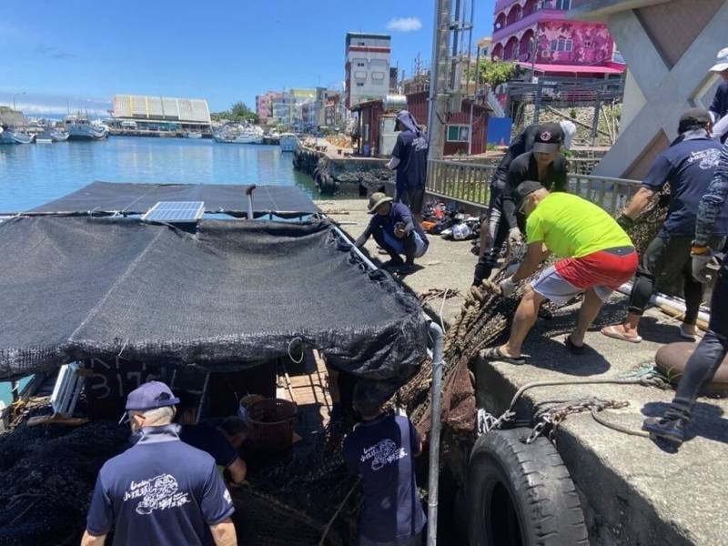 海洋委員會設立「企業海洋永續貢獻獎」，將公開表揚在推動海洋永續相關面向上有卓越貢獻企業，盼藉此引導更多企業投身推動海洋永續發展行列。圖為海洋保育署民國109年間在小琉球舉辦淨海活動。（海洋委員會提供）