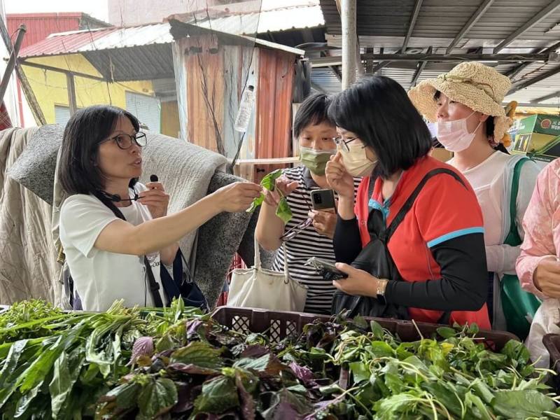 高雄市新住民會館攜手關注移民議題的獨立書店「日閱書局」在大寮區舉辦「越南多元文化走讀」，30日登場，25名新住民及民眾一同走訪大發黃昏市場，深入了解新住民生活樣貌，感受台灣與東南亞文化交融氛圍。（高雄市社會局提供）