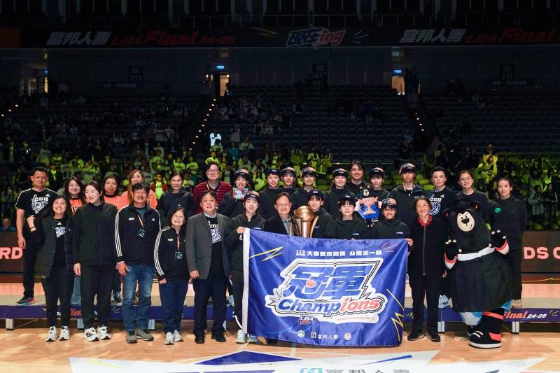 體育署學校體育組蔡忠益組長（前排右6）頒發113學年度UBA大專籃球聯賽公開一級女生組冠軍獎盃予文化大學