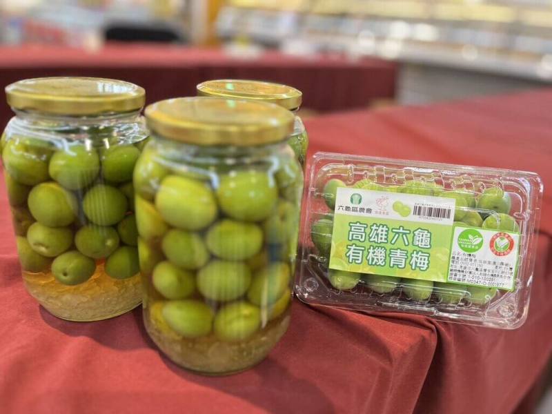 高雄青梅正值產季，市府農業局攜手量販店推廣青梅，近期已上架大型量販通路銷售。（高雄市農業局提供）