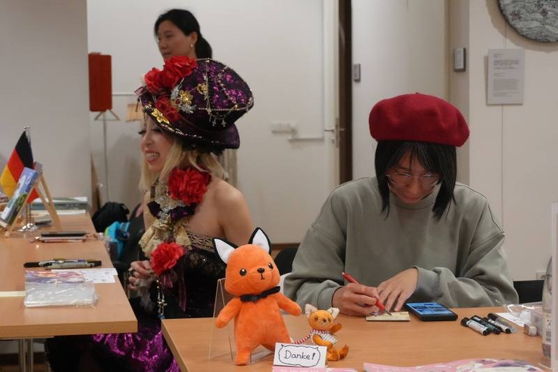 台灣漫畫家布里斯（右）與陳漢玲（左）於柏林台北駐德代表處文化廳舉辦座談會，吸引眾多德國讀者到場參與