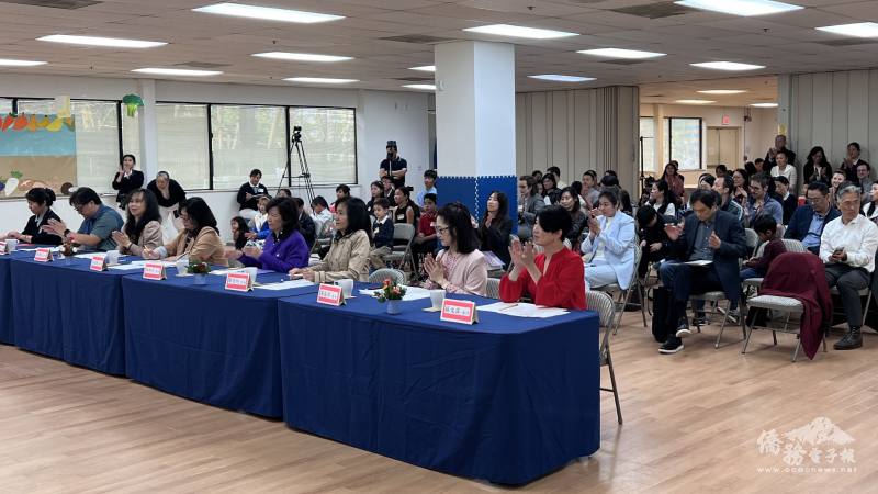 評審楊文篪、游德萍、洪湄湄、林淑芬、劉亮吟、羅盛華、蘇文霖（前排座者左二起）