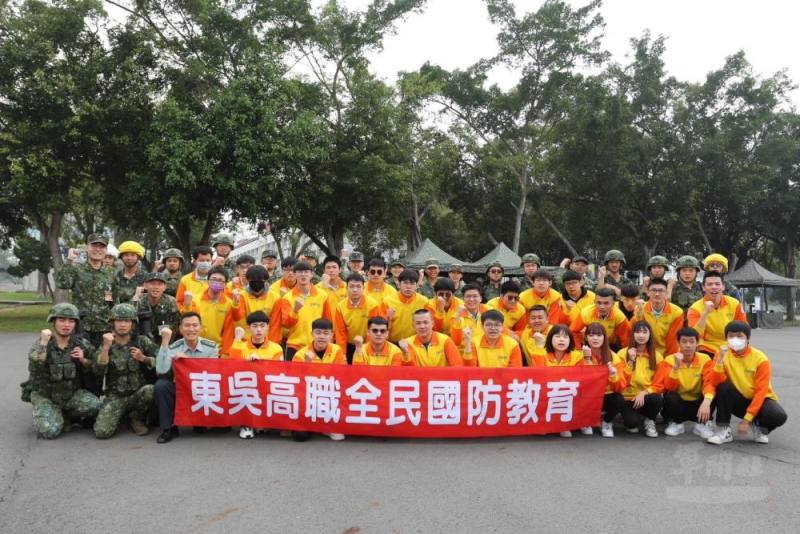 參訪人員合影。（陸軍步兵第101旅提供）