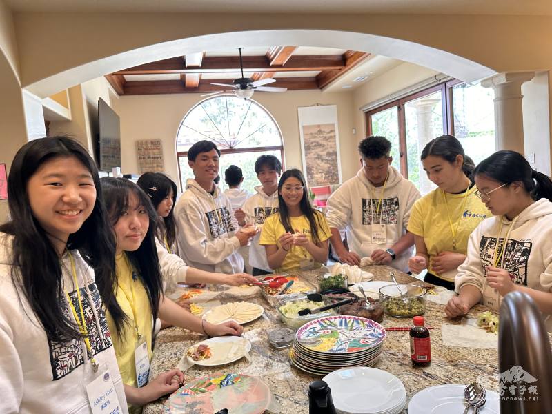 Members make gua bao (刈包) and run bing (潤餅) together.