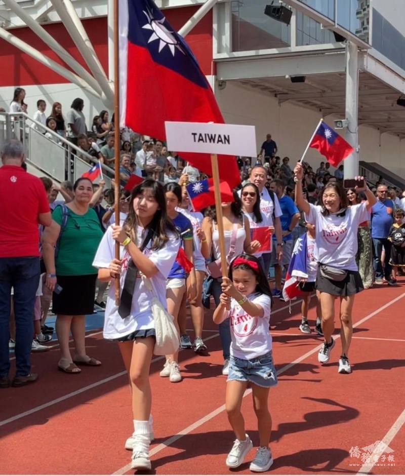 臺灣隊掌國旗進入會場