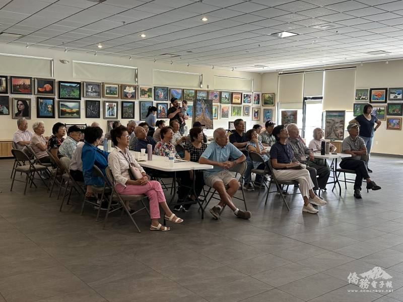 樂活講座參與會員認真操作吞嚥訓練