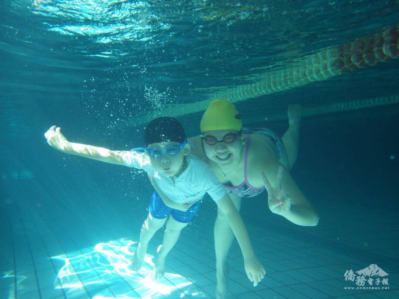 梁生蓉大學時期利用暑假期間擔任兒童游泳教練