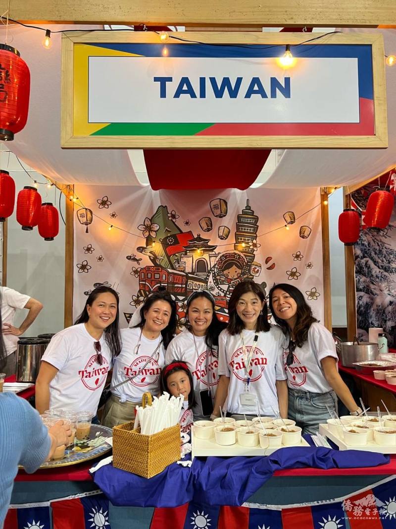 在攤位上服務的五位家長