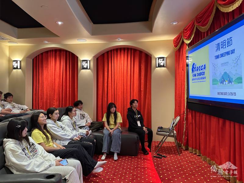 President, Willem Huang (center boy), presented information of Qingming Festival.