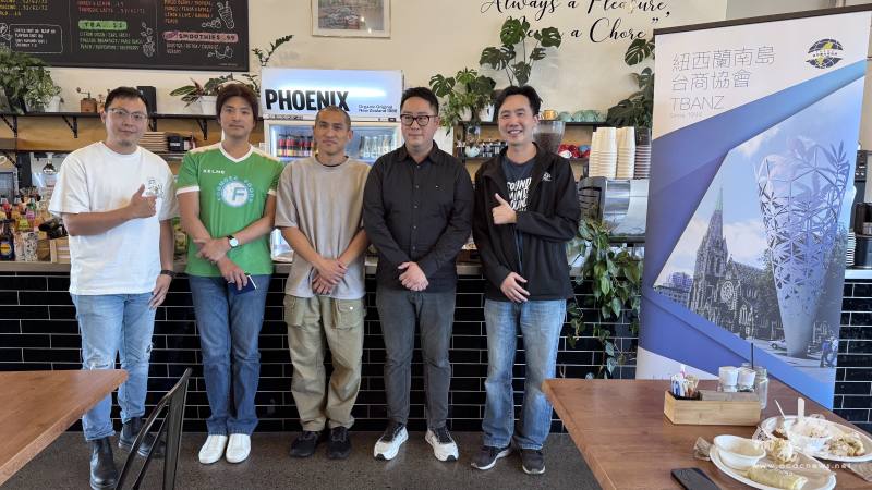 紐西蘭南島臺商協會會長何冠緯(右一)、副會長吳佶霖(左一)和3位演講者陳世諺(中間)、盧如尚(左二)、詹子瑨(右二)大合影