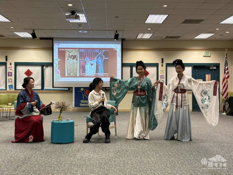 Pointing out details of the Green & White Snake Set