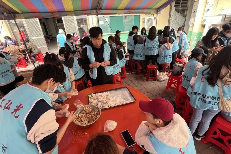 弘光科技大學食品科技系、動物保健系學生到彰化縣芳苑鄉進行「愛惜食、分享愛」食農體驗暨淨灘活動，師生用在地高麗菜包水餃