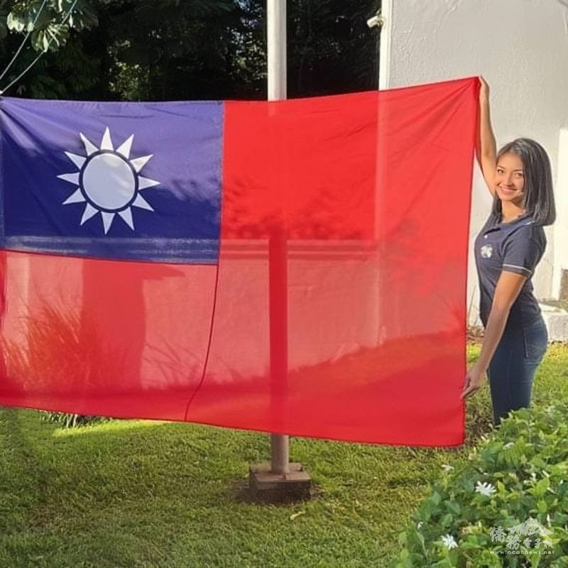 巴拉圭國際青年親善大使楊詠婷在僑界元旦升旗典禮中擔任升旗手，展現對臺灣的熱愛與支持
