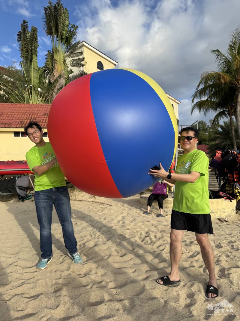 菲華青年服務團總團部名譽理事長謝銘洲（右）參加團體遊戲