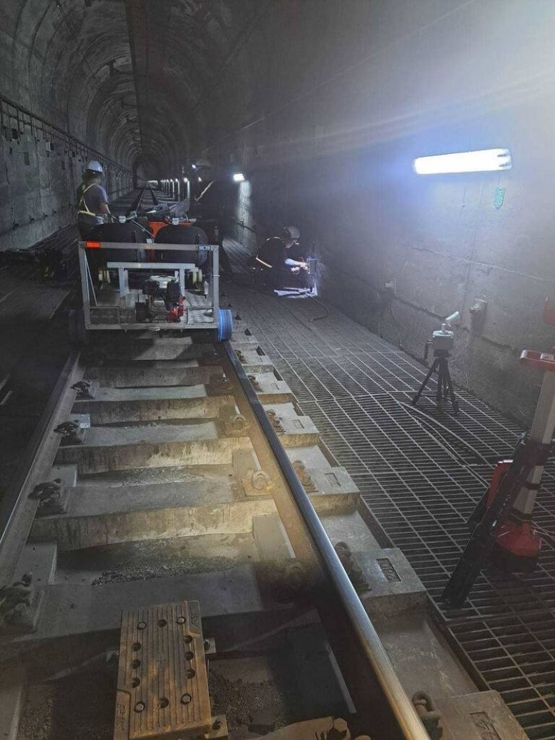 台鐵太魯閣號事故將滿4週年，台鐵在罹難者家屬建議下，於事故現場3處隧道設紀念燈光，未來每年4月2日至6日點亮，提醒每一名台鐵員工，謹記鐵路安全的重要，傳達思念與警惕。（台鐵提供）