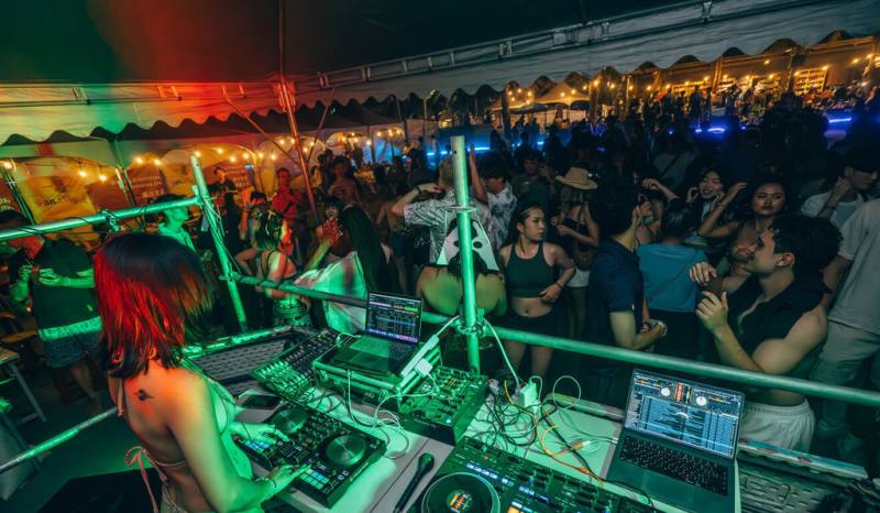 高雄市觀光局攜手Cijin Sunset Bar旗津沙灘吧，於4月3日至5日舉辦「2025旗津春島沙灘音樂季」，匯聚來自美國、加拿大、日本等知名DJ，打造沉浸式音樂體驗。（高雄市觀光局提供）