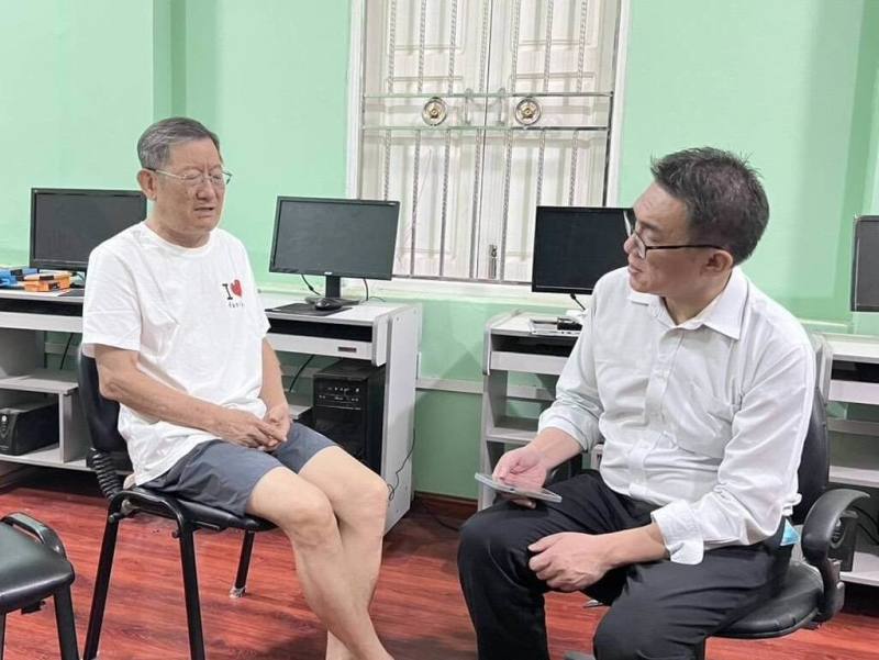 來自台灣的林姓夫婦28日在緬甸瓦城長城飯店遇強震，林先生（左）因靠近門口，第一時間幸運逃出，但妻子經過多日搶救未能救出。（緬甸台商總會秘書長羅振華提供）