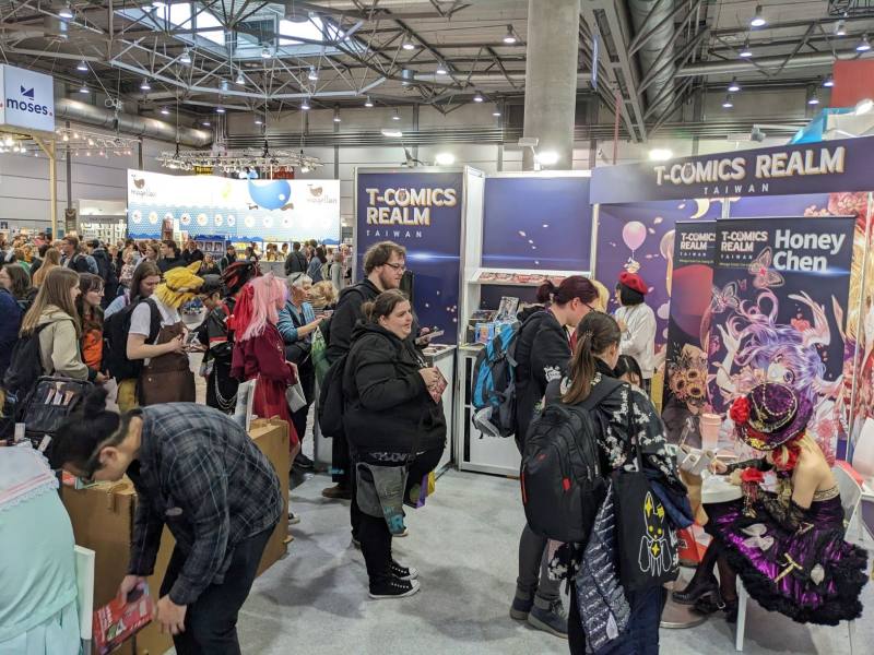 民眾在臺灣展位排隊索取陳漢玲（右一）簽繪明信片（駐德文化組提供）