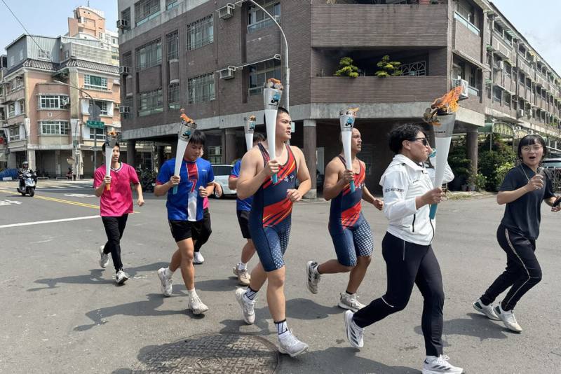 114年全國中等學校運動會聖火31日展開本島傳遞首日行程，自台南市啟程後，傳遞至高雄市及屏東縣，完成南台灣第一階段行程。（台南市政府提供）