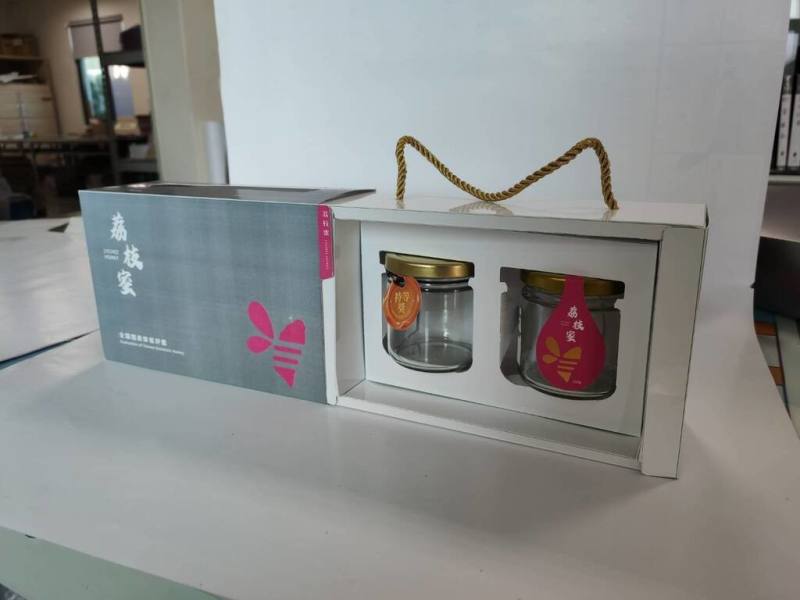入冬天冷，棗子等水果減產價高，蜜源作物荔枝則花開情況轉好。台灣養蜂協會表示，近年暖冬不利花開，蜂蜜產量減，今年可望比113年增加，將推小包裝禮盒刺激買氣。（台灣養蜂協會提供）