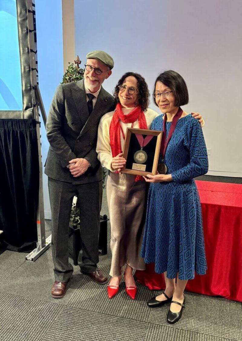 （右起）詩人零雨、紐曼家族Jo-Ellen_Newman_Shomer女士、紐曼文學獎主辦人石江山（Jonathan_Stalling）於頒贈紐曼華語文學獎合影。（休士頓辦事處臺灣書院提供）