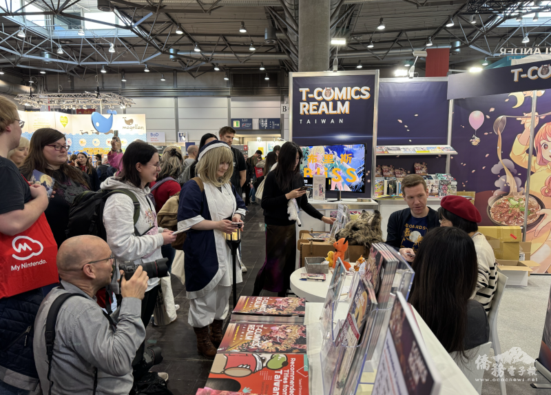 布里斯簽繪時接受書展媒體採訪