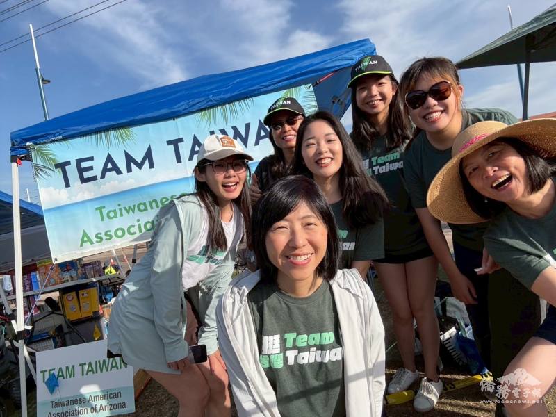 臺灣隊團員在帳篷前合影