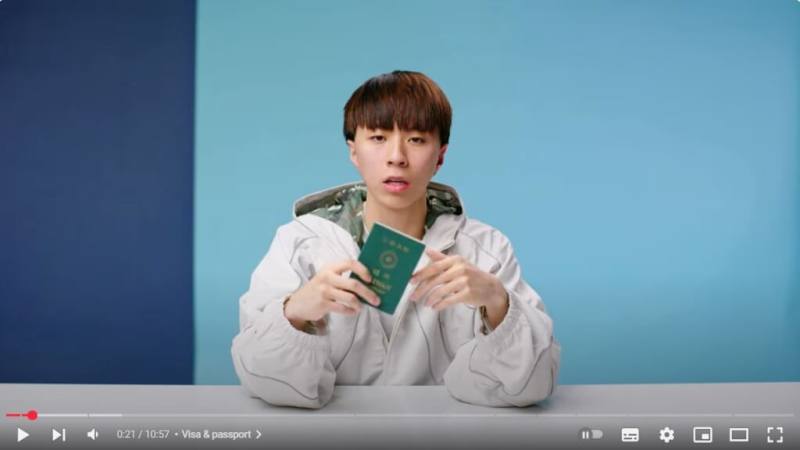 網路名人Ray登上美國GQ頻道，秀出自己的台灣護照。（圖取自GQ Sports YouTube頻道網頁youtube.com）