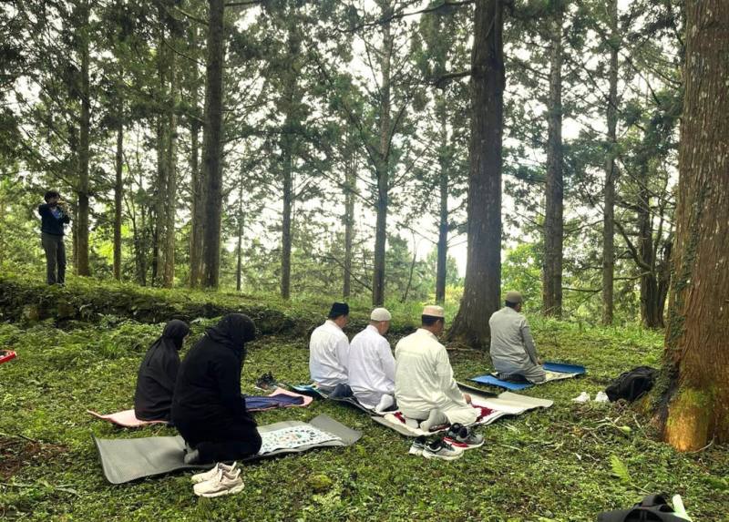 農業部林業及自然保育署南投分署推出穆斯林友善遊程，提供森林禮拜空間（圖）、清真標準餐點，遊程中可遠眺日月潭、人和、潭南等部落，並由解說員帶領探索森林生態，營造對穆斯林朋友友善的旅遊環境。（林業及自然保育署南投分署提供）