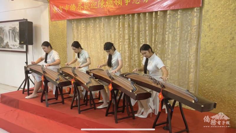 僑胞子弟以古箏演奏〈綠島小夜曲〉