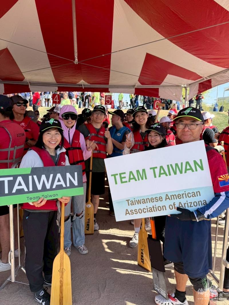 亞利桑那龍舟節，臺灣隊於賽前合影
