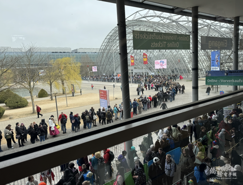 排隊進入萊比錫書展暨國際動漫展的人潮綿延數百公尺