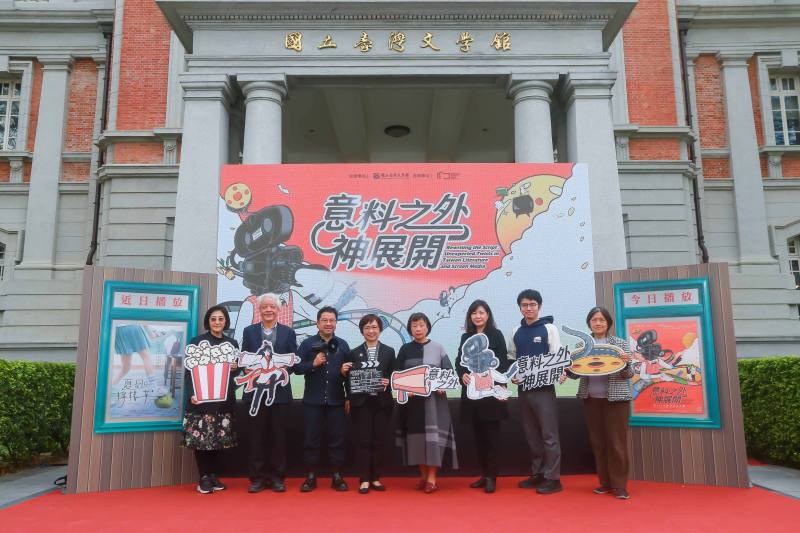 臺文館長陳瑩芳（左4）、國家影視聽中心董事長褚明仁（左3）、國藝會董事長林淇瀁（左2）、春暉映像執行長孔繁芸（左1）、作家李昂（右4）、作家蔡素芬（右3）、作家楊富閔（左2）