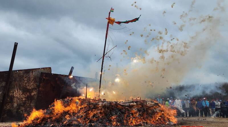 澎湖湖東聖帝廟辦理代天巡狩「天輝號」千秋寶艦昇天化吉大典活動，1日在湖東前海化吉，場面盛大，在風勢助長下，短短25分鐘完成化吉