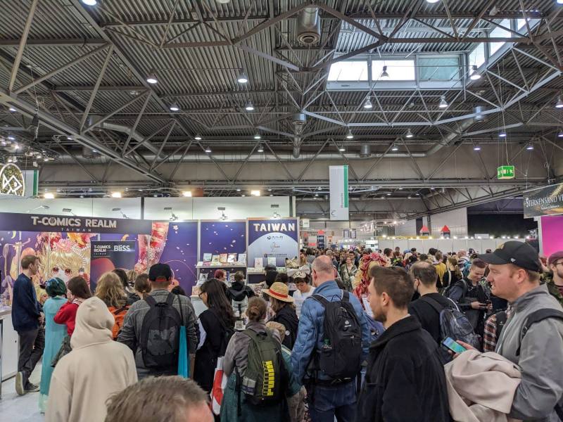 布里斯《海倫娜與大野狼先生》德文版預購及簽繪時段為展位帶來排隊人潮（駐德文化組提供）