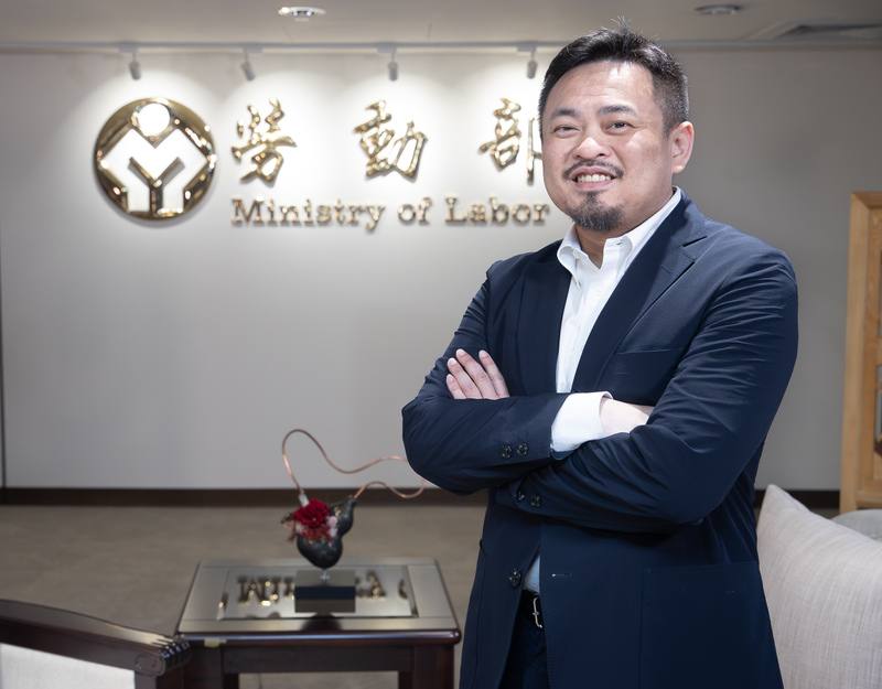 勞動部長洪申翰接受中央社專訪，他直言，產業缺工，中高齡勞工將會越來越重要，而引進移工不能成為產業低薪的定錨