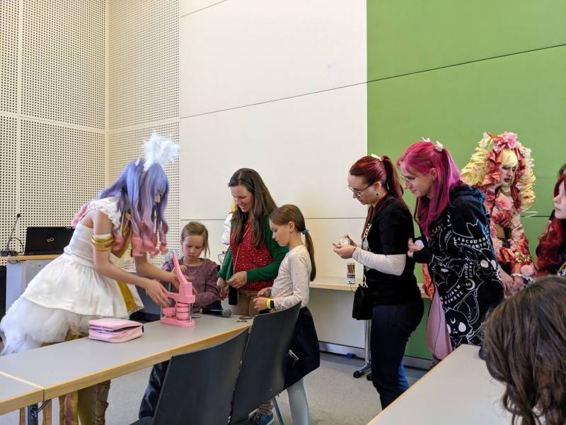 陳漢玲在工作坊中引導孩童製作徽章（駐德文化組提供）