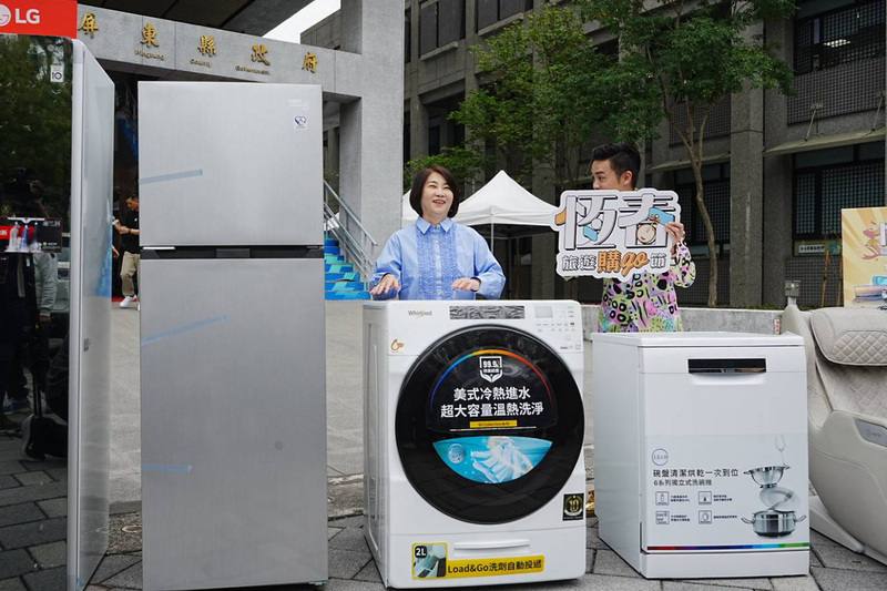 屏東縣政府推出「恆春旅遊購GO節」活動促進觀光，屏東縣長周春米（左）1日出席啟動記者會，公布獎品包含按摩椅、電子衣櫥、冰箱等多項家電