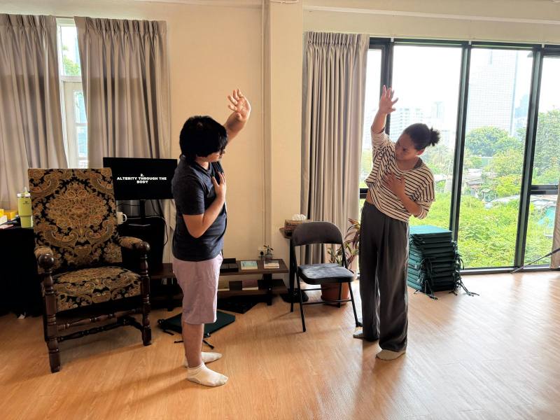 泰國B-Floor劇團成員Dujdao_Vadhanapakorn引導工作坊參與者觀察身體外在動作與內在情緒的交互作用