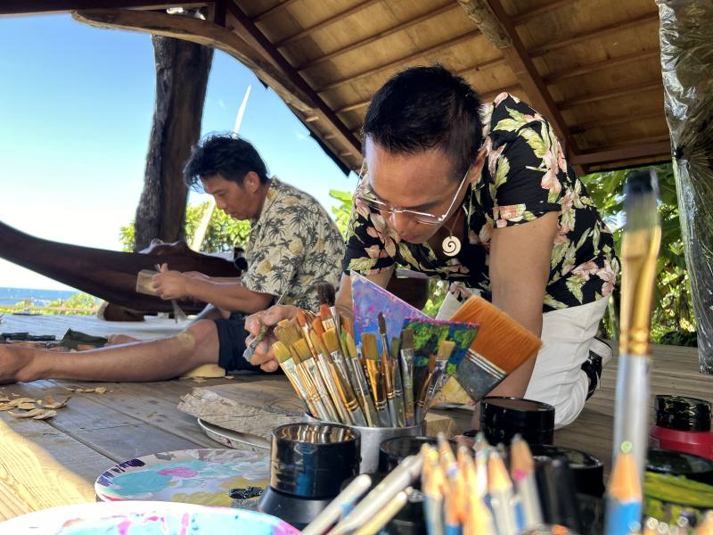 優席夫與阿美族木藝家伊祐·噶照用漂流木進行創作，並感念大自然賜予他們手中的珍貴素材