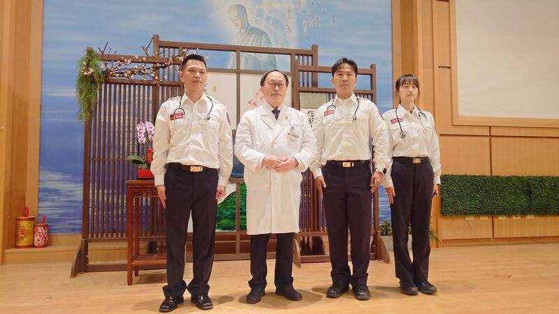 雲嘉嘉3縣市消防局高級救護技術員訓練1日在大林慈濟醫院開訓，大林慈濟醫院院長賴寧生（左2）授與學員訓練裝備聽診器，期許大家精進專業技術